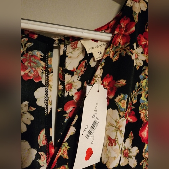 NWT One Clothing women's Floral tunic, Size M, elastic waist, side pockets - Picture 2 of 6